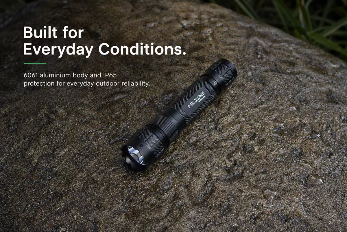FIELDLUME TAC10-PRO IP65 aluminium torch on a wet outdoor rock surface