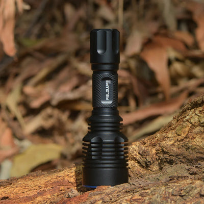 FIELDLUME HR1 red hunting light standing outdoors