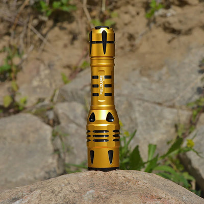 FIELDLUME TAC30 IP65 outdoor flashlight in wet conditions